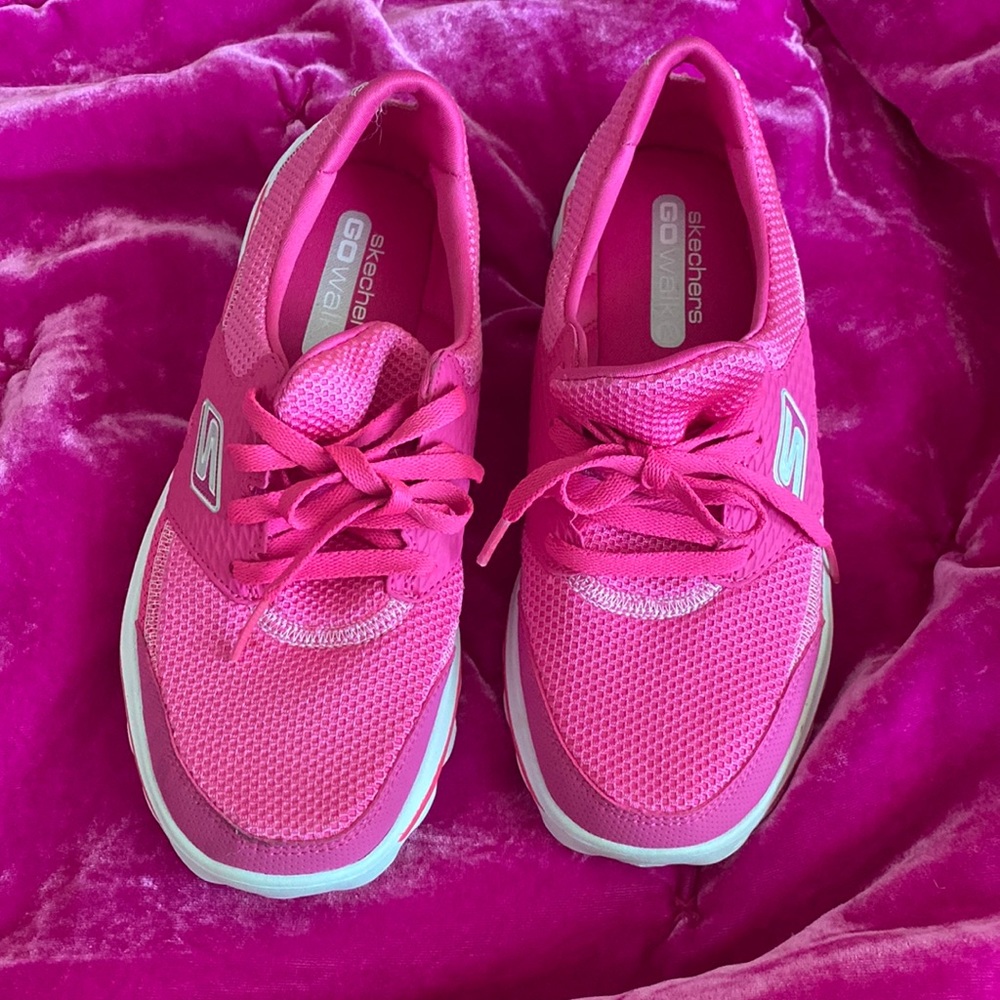 Skechers Go Walk 2 Lace Up Sneakers in Pink